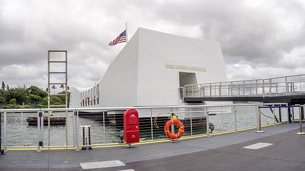 uss arizona memorial in pearl harbor - mahnmal uss arizona stock-fotos und bilder