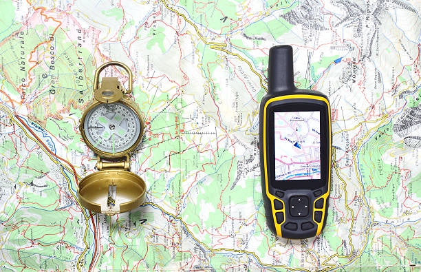 kompass und gps-empfänger auf einer karte. - compass map hiking orienteering stock-fotos und bilder