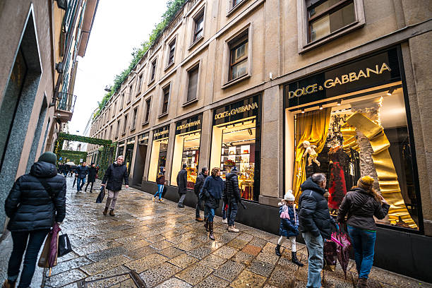 christmas shopping in milan, dolce & gabbana store - dolce & gabbana imagens e fotografias de stock