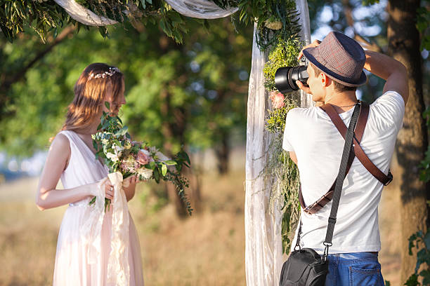 fotógrafo em acção - male beauty imagens e fotografias de stock