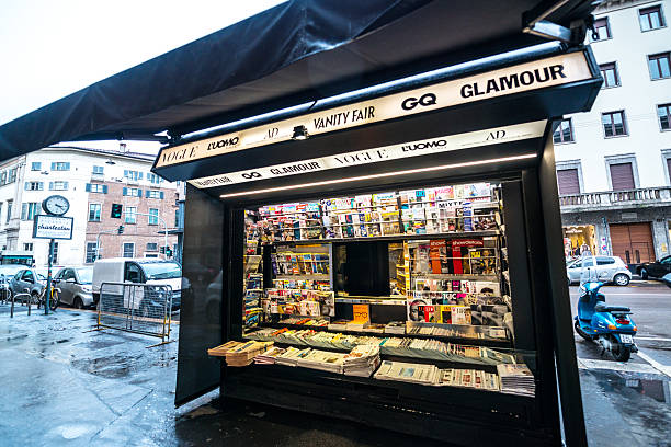 un kiosque à journaux à milan, italie - news stand photos et images de collection