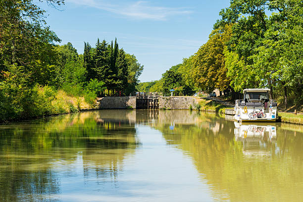 canal du midi with a lock near carcasonne - lock stok fotoğraflar ve resimler