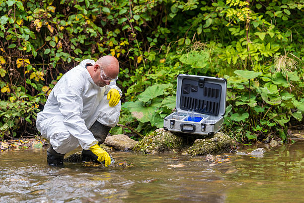 cientista examing tóxico água - toxic substance dirt pollution scientific experiment imagens e fotografias de stock