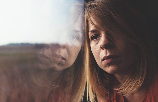 혼자 기차에 여자와 슬픈 - women depression window sadness 뉴스 사진 이미지