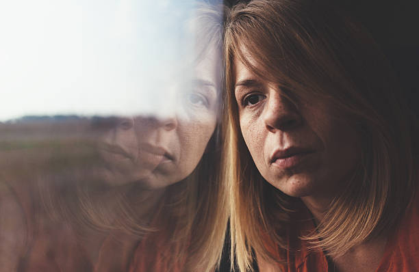 woman in train alone and sad - medische aandoening fotos stockfoto's en -beelden