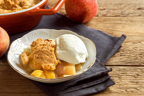 ciabattino di pesca con gelato - cobbler peach dessert fruit foto e immagini stock