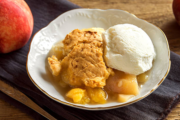 ciabattino di pesca con gelato - cobbler peach dessert fruit foto e immagini stock