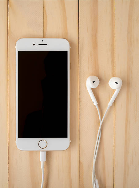 apple iphone7 mockup und apple earpods mockup - apple computers audio stock-fotos und bilder