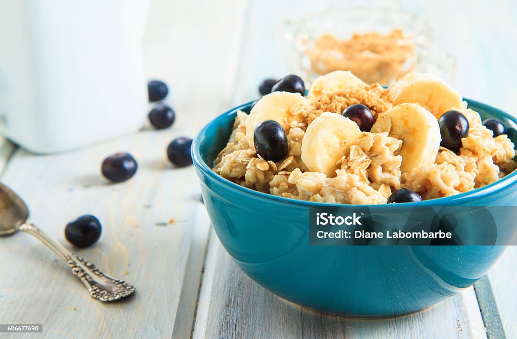 Bol de flocons d'avoine chauds accompagnés de myrtilles - Photo de Oatmeal libre de droits