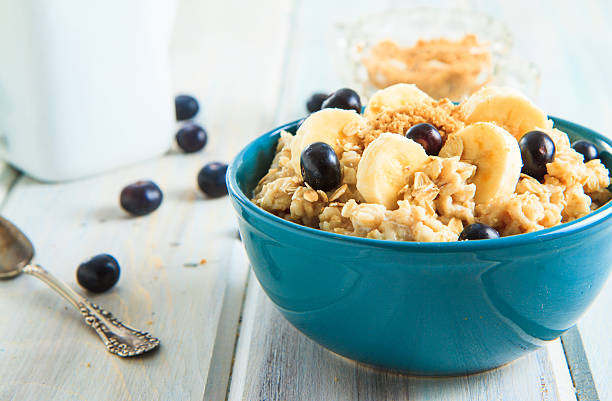 ваза горячая овсянка с голубикой - oatmeal heat bowl breakfast стоковые фото и изображения