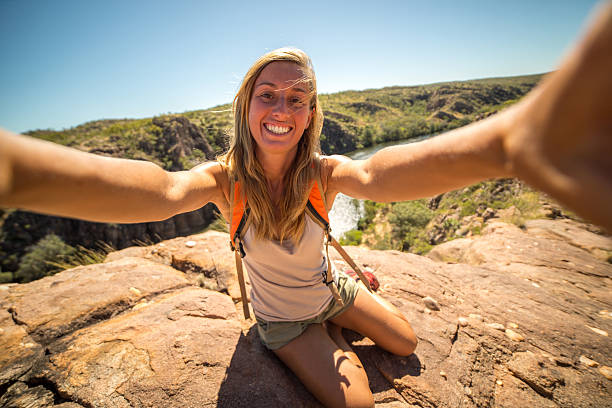 self portrait of young woman in nature - australia katherine northern territory ravine imagens e fotografias de stock