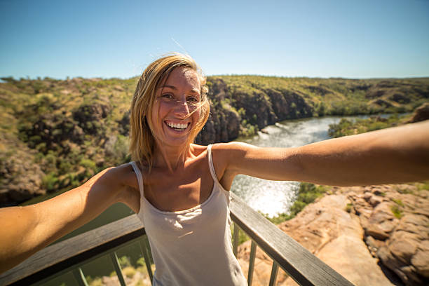 wesoła młoda kobieta robi portret selfie z katherine gorges - katherine australia northern territory ravine zdjęcia i obrazy z banku zdjęć