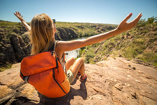 ハイカーを祝う 山 トップ - katherine australia northern territory ravine ストックフォトと画像