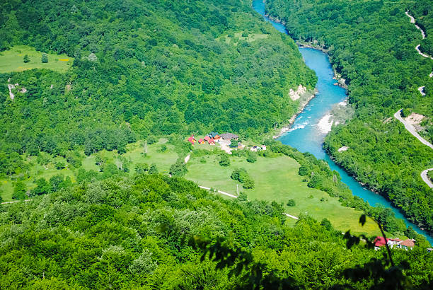 быстрая горная река, протекающая между высокими горами - europe sunlight river sun стоковые фото и изображения