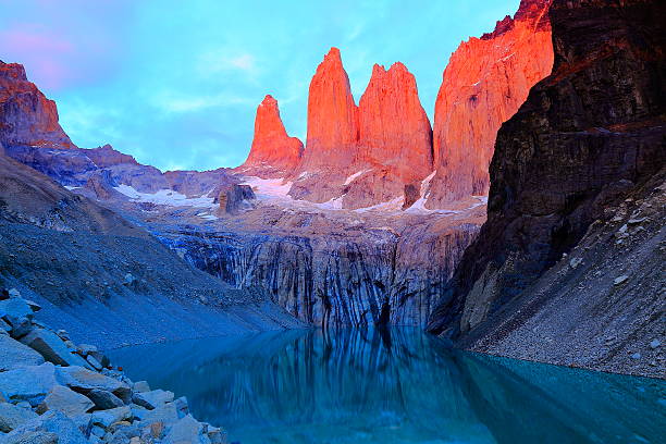 torres del paine granitos amanecer, lago espejado, paisaje de la patagonia chilena - rock pinnacle cliff mountain peak fotografías e imágenes de stock