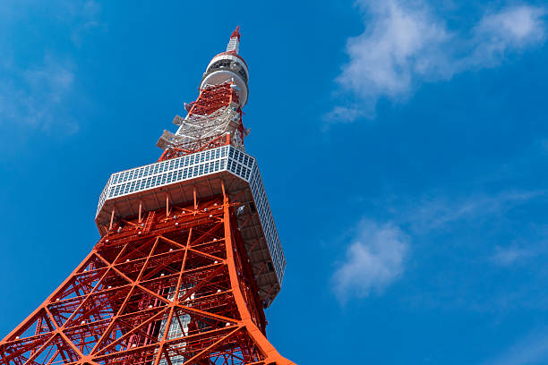 la tour de tokyo, le point de repère du japon dans le ciel bleu - deck surveillance contemplation tokyo prefecture photos et images de collection