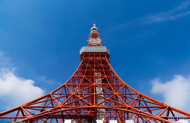 la tour de tokyo, le point de repère du japon dans le ciel bleu - deck surveillance contemplation tokyo prefecture photos et images de collection