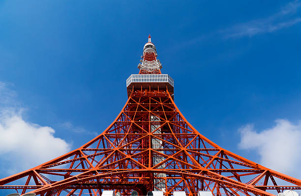 tokyo tower, il punto di riferimento del giappone nel cielo blu - deck surveillance contemplation tokyo prefecture foto e immagini stock