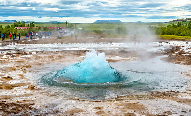 strokkur geysir kurz vor dem aus - fountain water physical pressure splashing stock-fotos und bilder