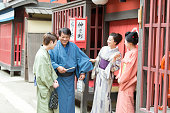 日本の男性と女性に話すの浴衣アレイ