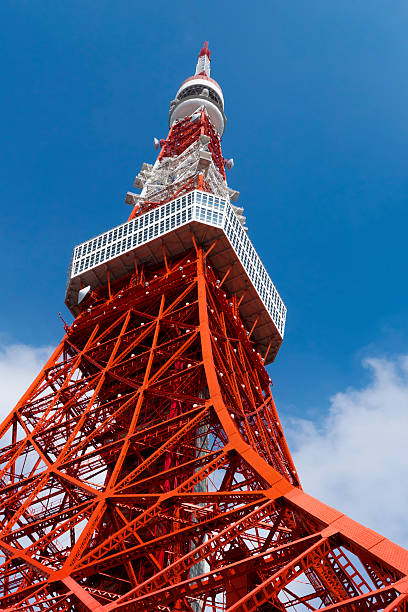 tokyo tower, il punto di riferimento del giappone nel cielo blu - deck surveillance contemplation tokyo prefecture foto e immagini stock