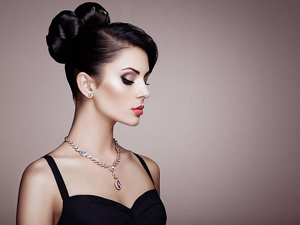 retrato de moda de la joven hermosa mujer con peinado elegante - jewelry glamour brown hair stage makeup fotografías e imágenes de stock