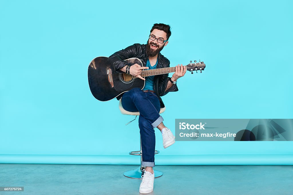 Schöne Musiker spielt Gitarre - Lizenzfrei Gitarre Stock-Foto