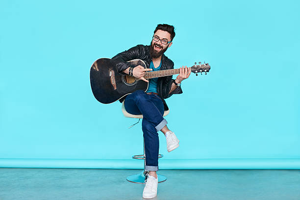 atractivo músico tocando guitarra - guitar playing music human face fotografías e imágenes de stock
