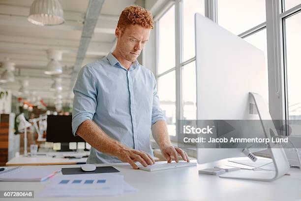 Hombre De Negocios Que Trabaja En La Oficina Moderna Foto de stock y más banco de imágenes de Estar de pie