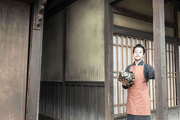 istock Children who apprenticeship of the Edo Period 607280788