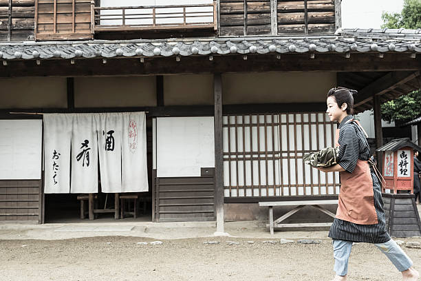 istock Children who apprenticeship of the Edo Period 607280936