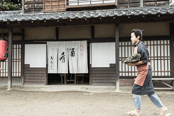 istock Children who apprenticeship of the Edo Period 607281040