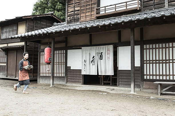 istock Children who apprenticeship of the Edo Period 607281120