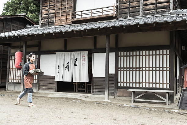 istock Children who apprenticeship of the Edo Period 607281412