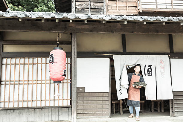 istock Children who apprenticeship of the Edo Period 607281920