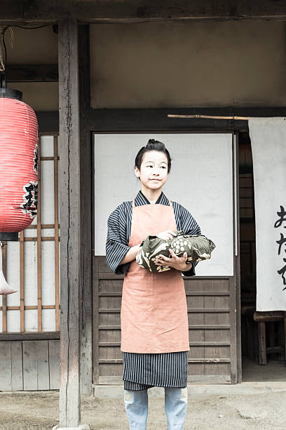 istock Children who apprenticeship of the Edo Period 607283544