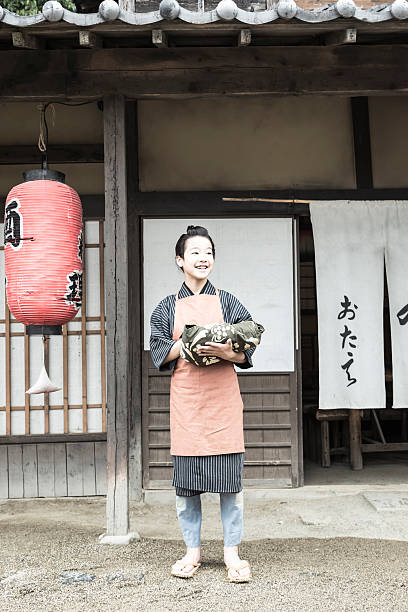 istock Children who apprenticeship of the Edo Period 607283672