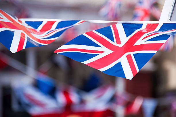 ondeando la bandera - cultura británica fotografías e imágenes de stock