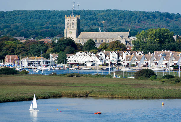 prieuré et port de christchurch - dorset photos et images de collection