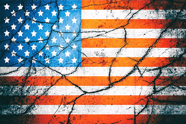 istock Vintage USA flag with cracks 607284148