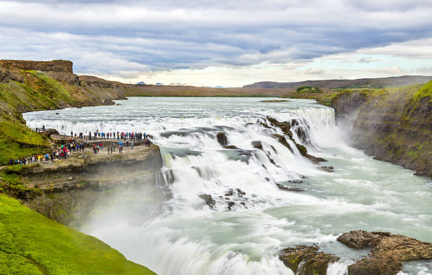 cascada gullfoss en el cañón del río hvita - islandia - gullfoss falls fotografías e imágenes de stock