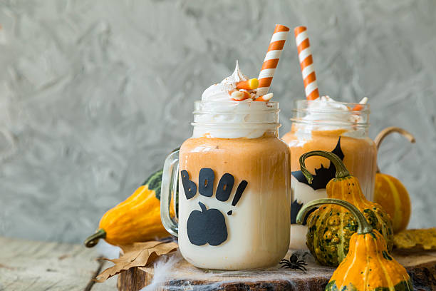 ガラス瓶のハロウィーンスタイルのカボチャスパイスラテ - glass autumn halloween food ストックフォトと画像