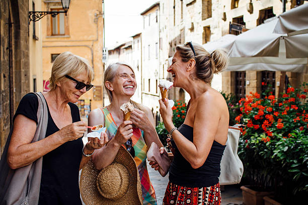 female friends enjoying italian ice-cream - gelato imagens e fotografias de stock