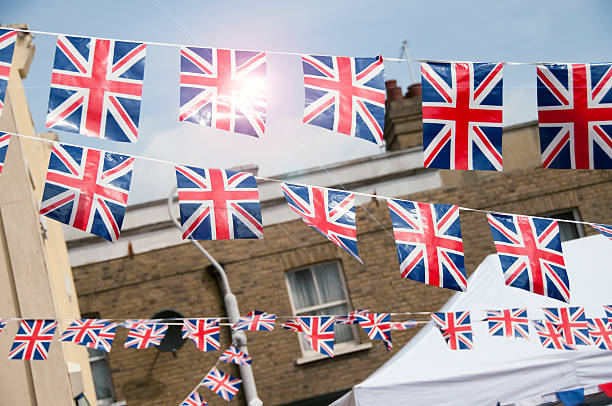 ondeando la bandera - fiesta callejera fotografías e imágenes de stock