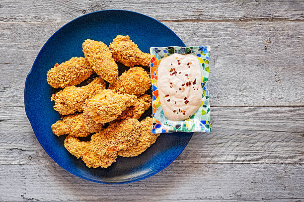 焼きチキンウィング とヨーグルトディップ - chicken tender ストックフォトと画像