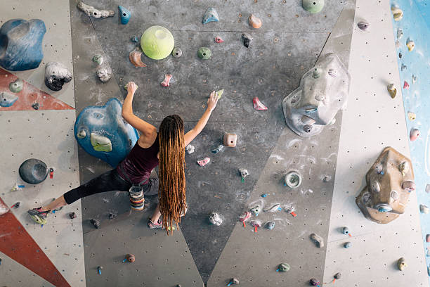 클라이밍 있는 실내 암벽 등반 체육관 벽. - climbing rock climbing women determination 뉴스 사진 이미지