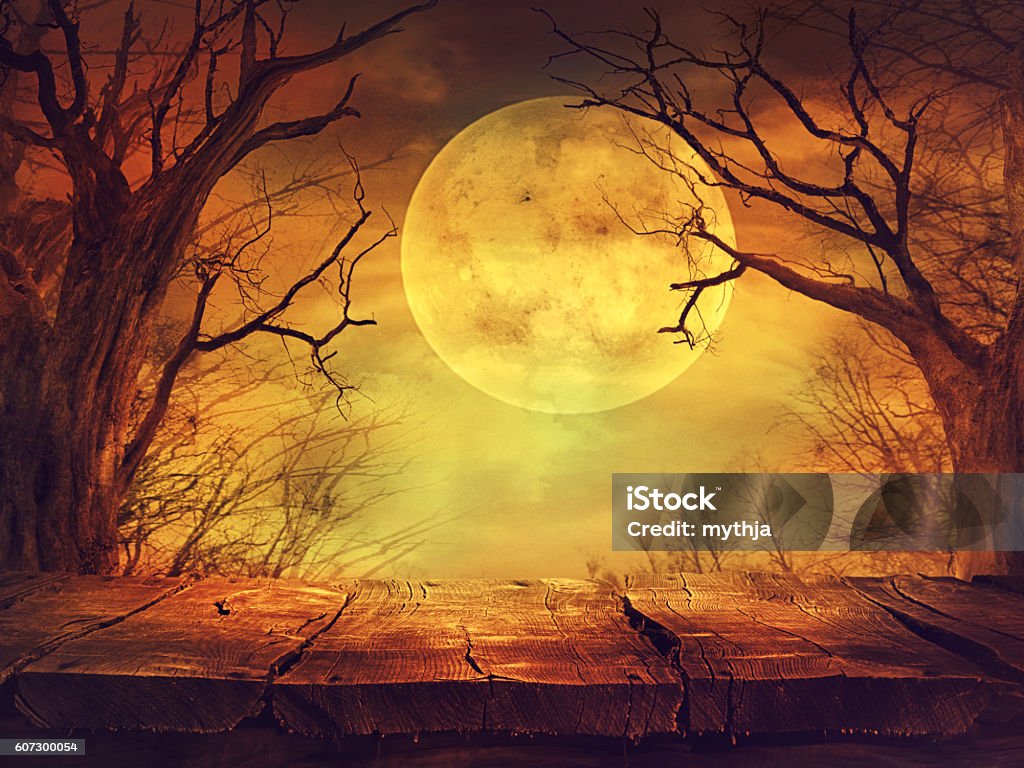 Spooky bosque con luna llena y mesa de madera - Foto de stock de Embrujado libre de derechos