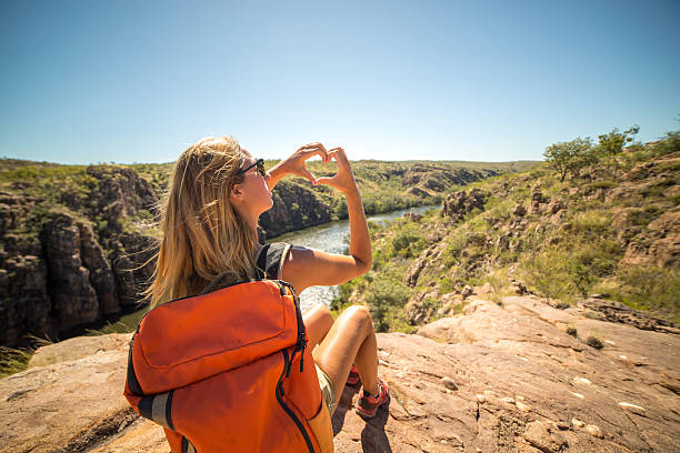 女性のハイカーは自然を愛する - katherine australia northern territory ravine ストックフォトと画像