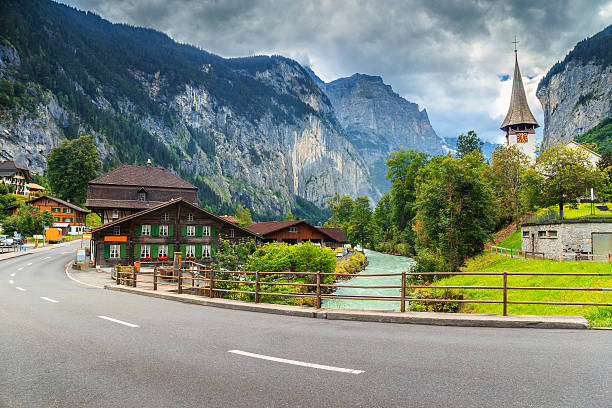 incredibile città di lauterbrunnen con alte scogliere, oberland bernese, svizzera, europa - bernese oberland foto e immagini stock