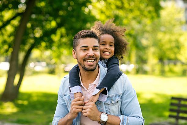 divirtiéndose con hija. - padre soltero fotografías e imágenes de stock